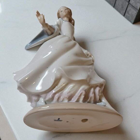 Vintage Lladro Cinderella #4828 Porcelain Figurine – “Lost Slipper” - Picture 6 of 15